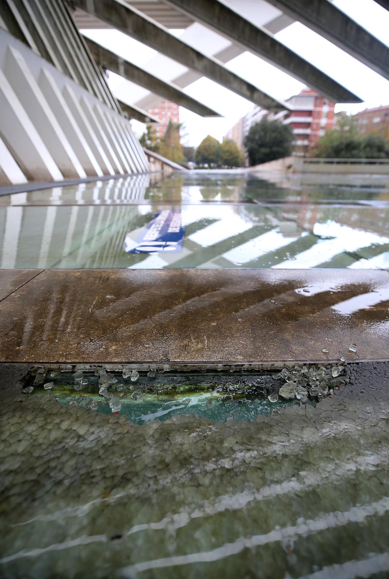 El embaldosado de cristal del Palacio de Congresos, resquebrajado. 