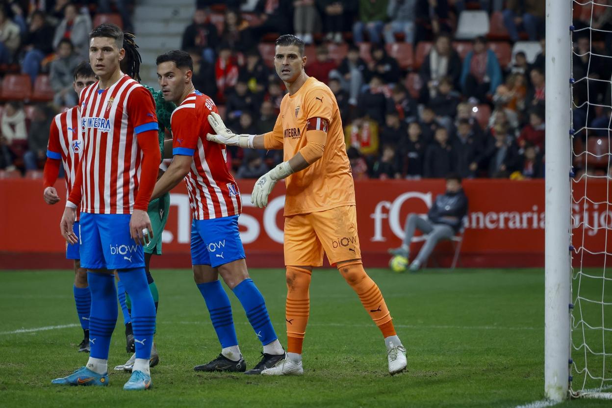 Bruno y Cuéllar, en una acción a balón parado del Levante. 