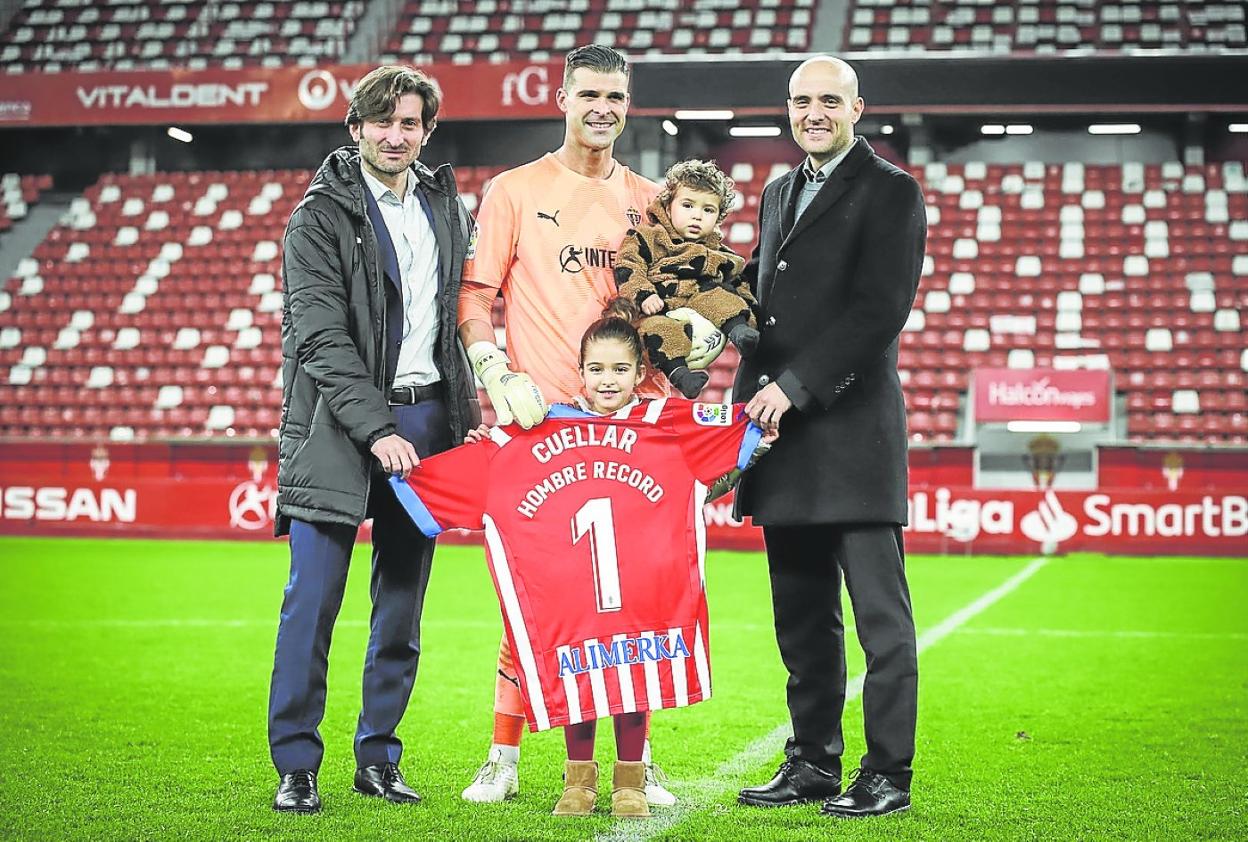 Cuéllar, con su hija Valeria, su hijo Enzo y la camiseta conmemorativa, con David Guerra y Gerardo García. 