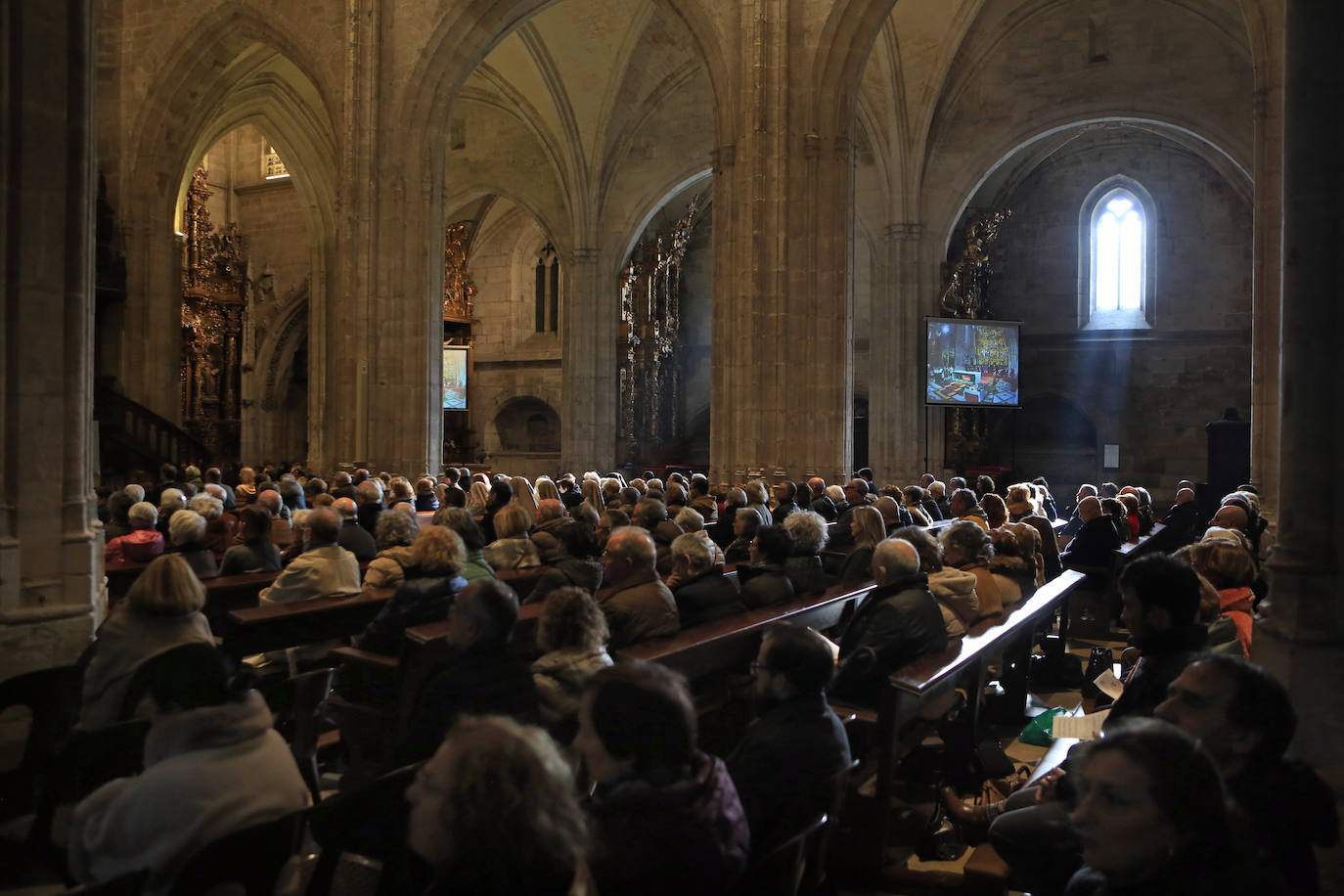 Fotos: Asturias se despide de Benedicto XVI con un multitudinario funeral en la Catedral de Oviedo