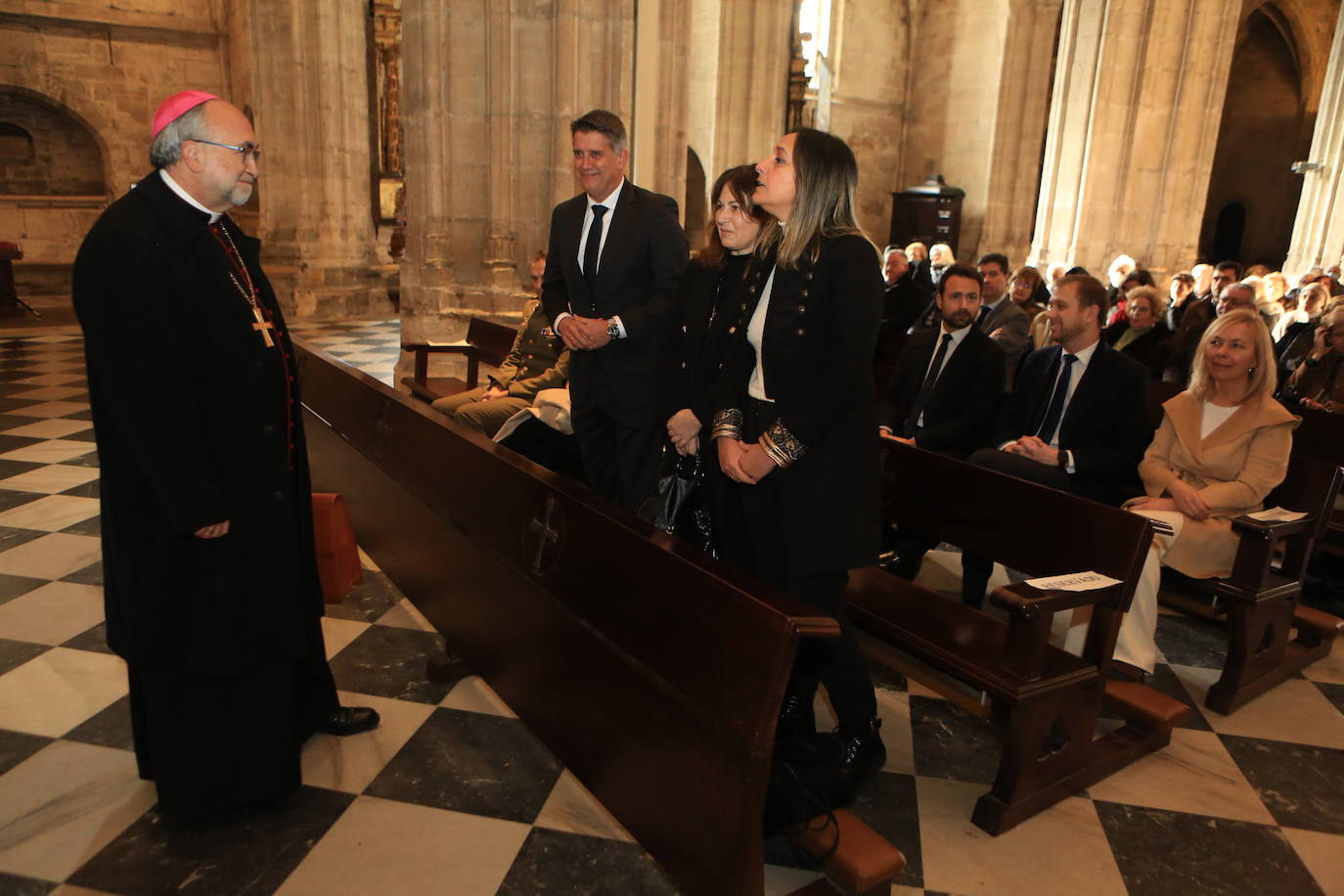 Fotos: Asturias se despide de Benedicto XVI con un multitudinario funeral en la Catedral de Oviedo