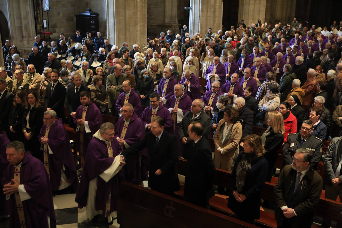 Fotos: Asturias se despide de Benedicto XVI con un multitudinario funeral en la Catedral de Oviedo