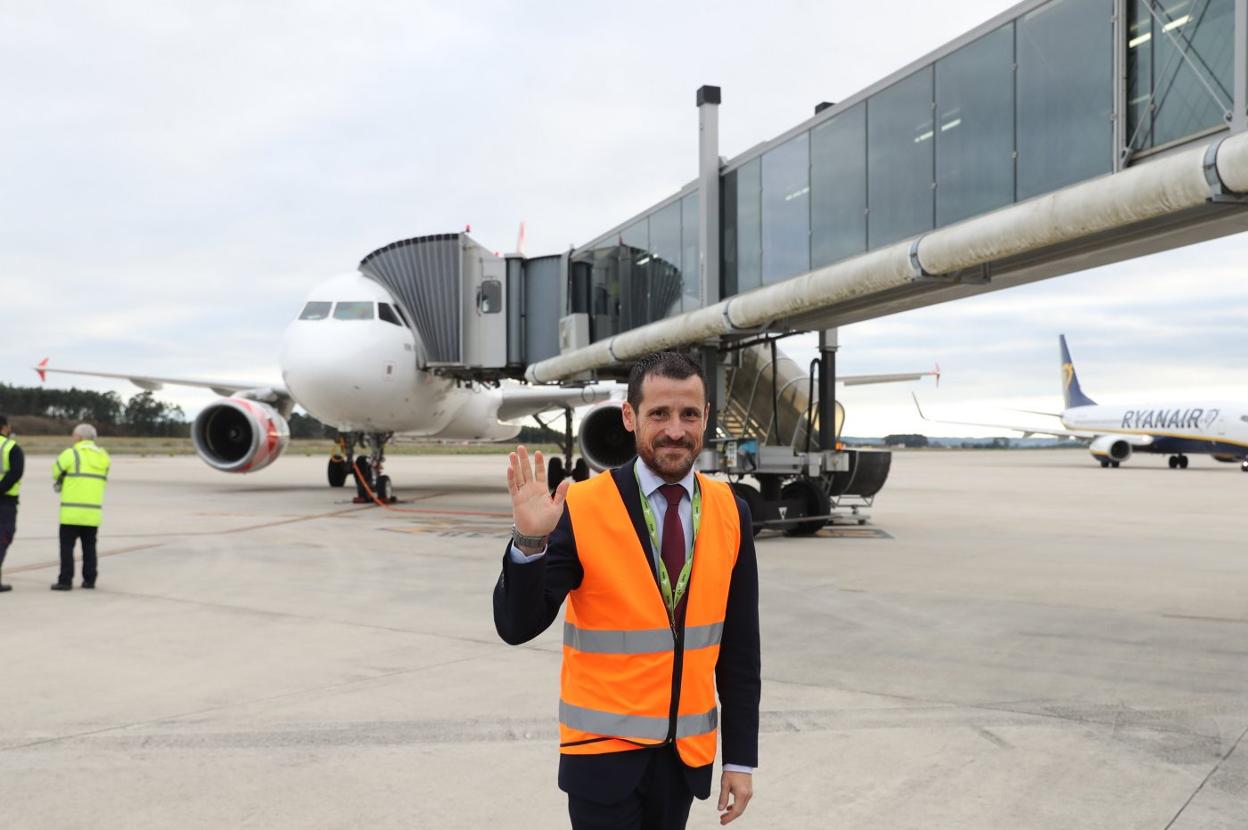 Carlos San Martín se despide delante de un finger de acceso a las aeronaves que operan en el Aeropuerto de Asturias. 