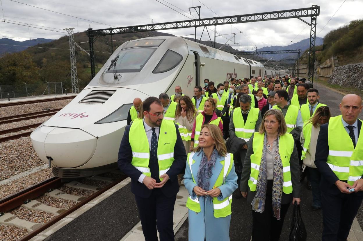 La ministra de Transportes, Raquel Sánchez, y el presidente del Principado, Adrián Barbón, con el tren que prueba la variante de Pajares, unidad encuadrada en el servicio Alvia. 