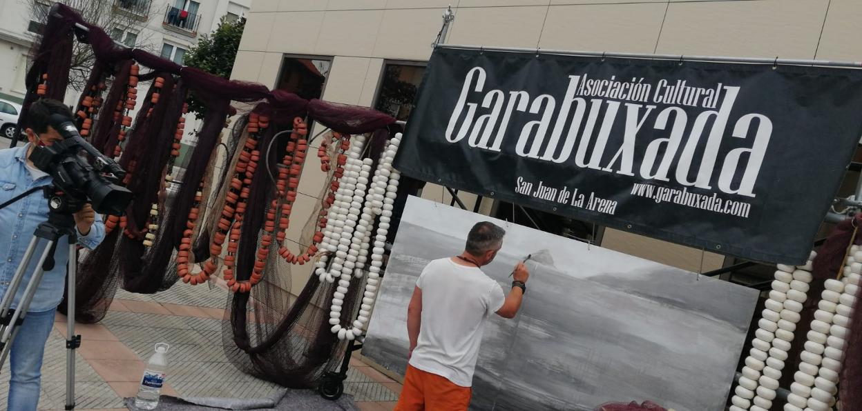 La escultura acompañará al mural que pintó Lolo Serantes en 2021. 