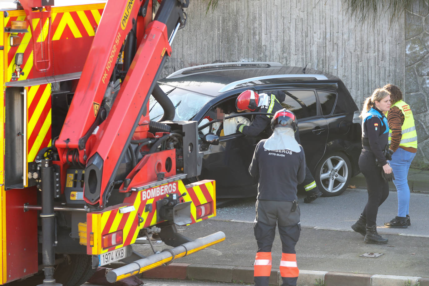 Fotos: Despliegue policial por un accidente de coche en el Llano