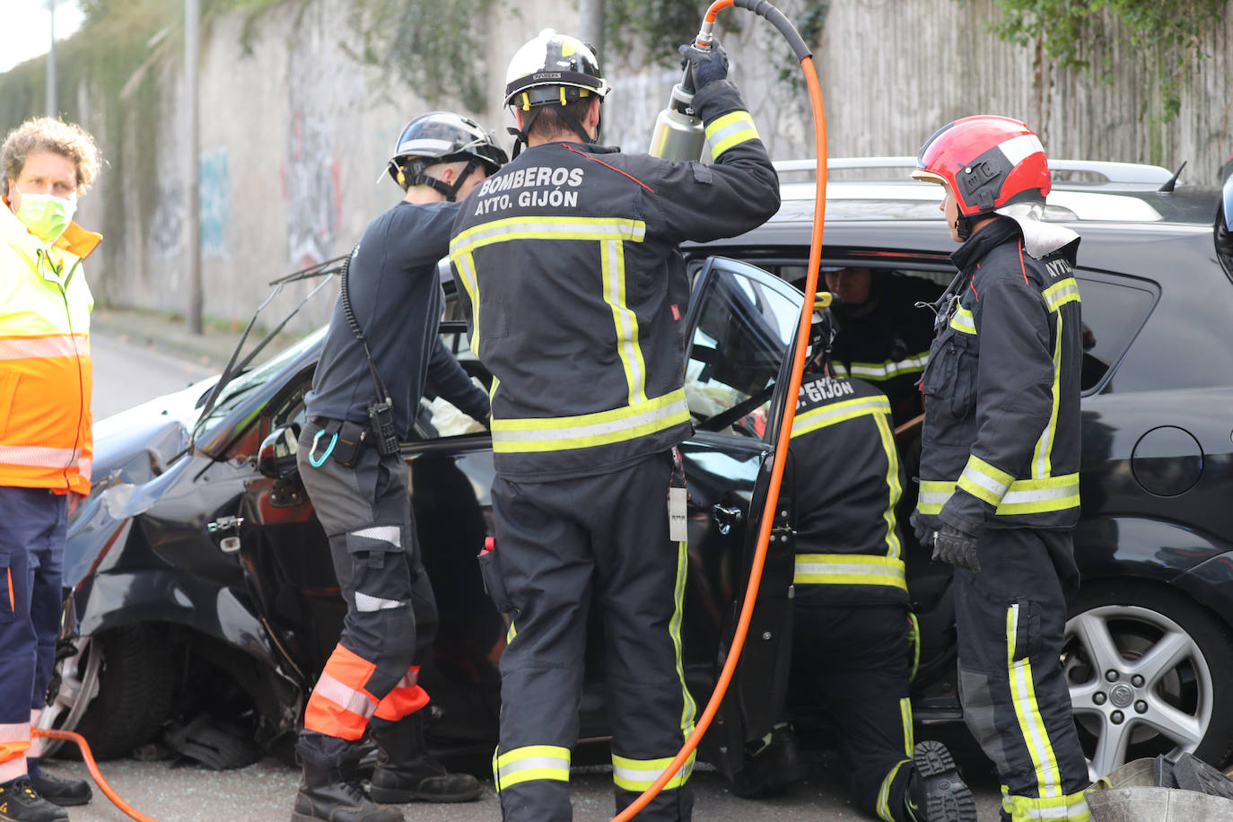 Fotos: Despliegue policial por un accidente de coche en el Llano