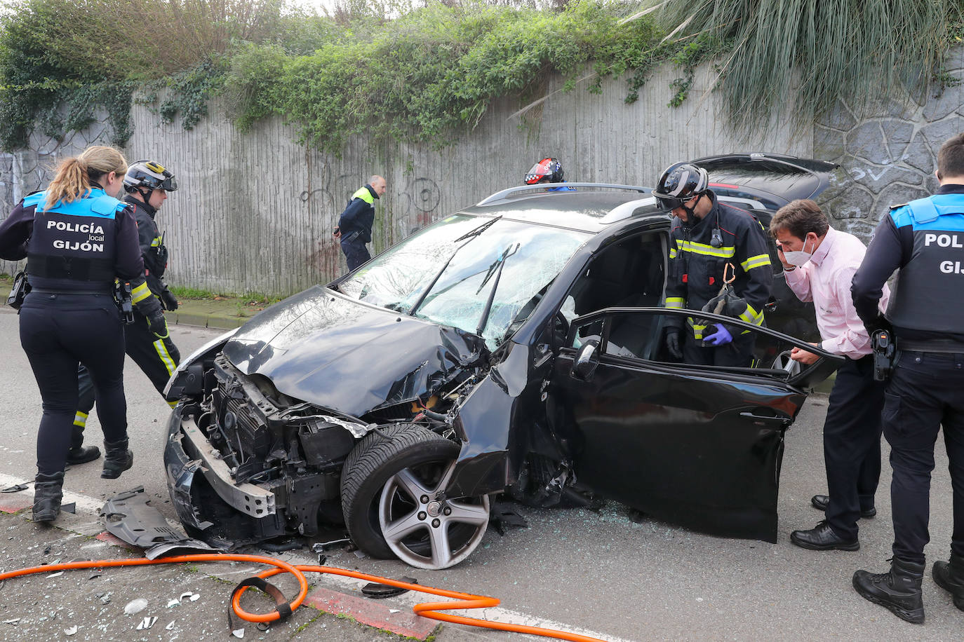 Fotos: Despliegue policial por un accidente de coche en el Llano