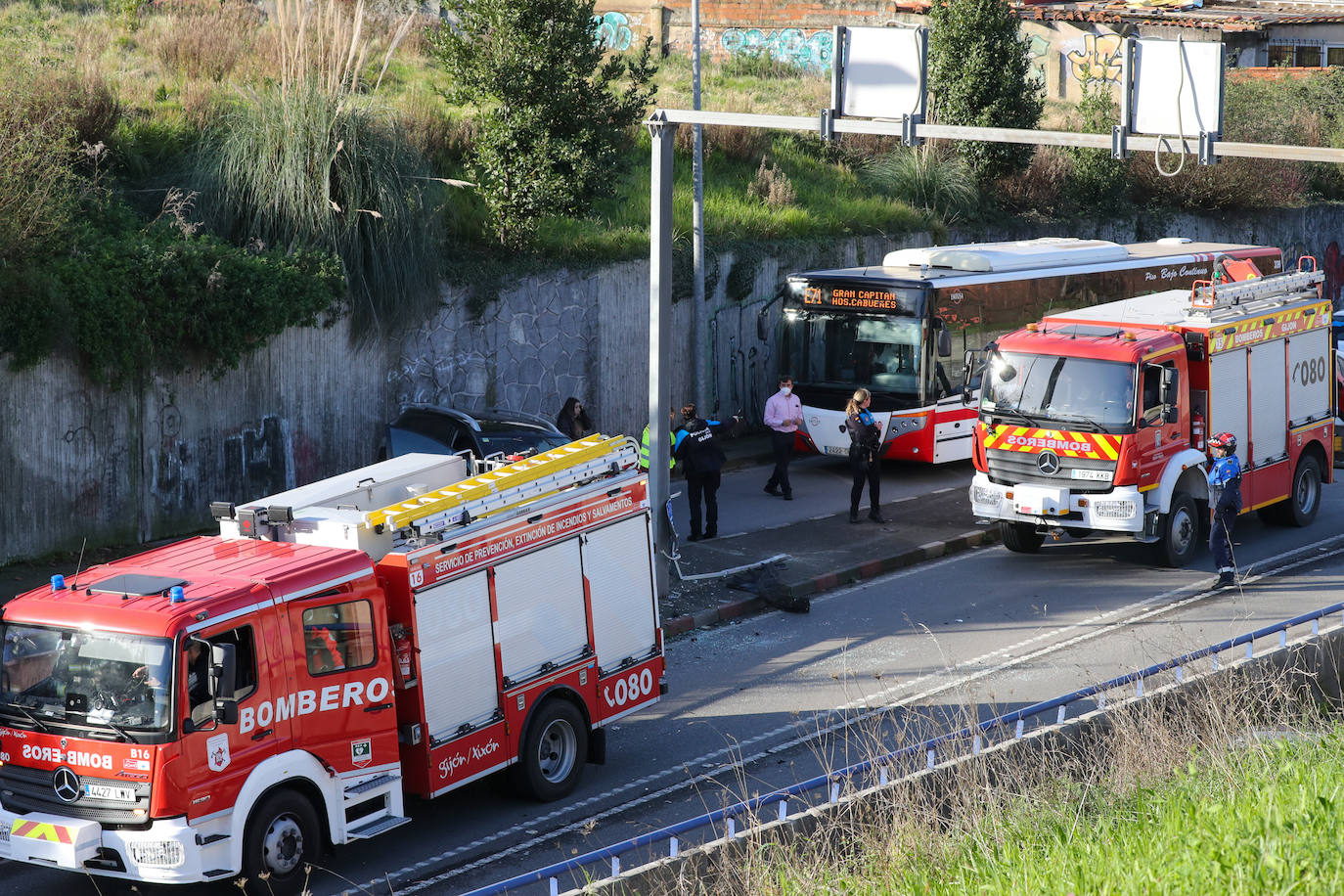 Fotos: Despliegue policial por un accidente de coche en el Llano