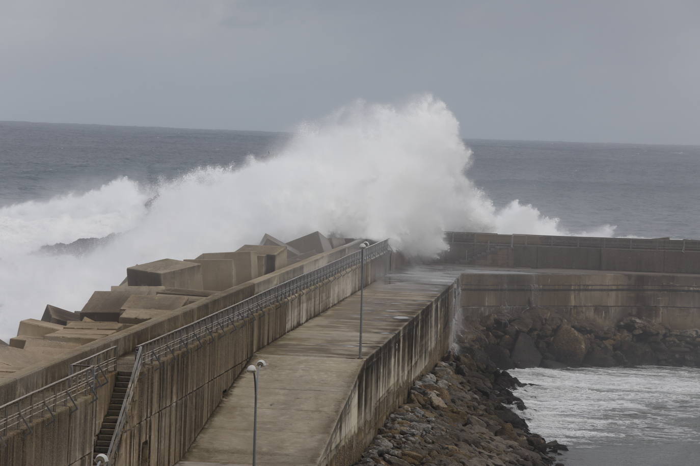 Fotos: El impresionante oleaje que pone en alerta a Asturias