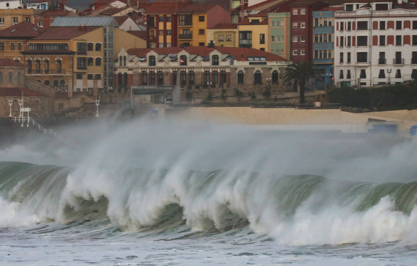 Fotos: El impresionante oleaje que pone en alerta a Asturias