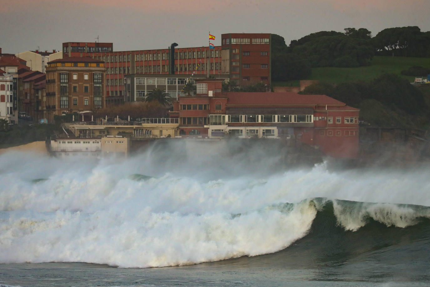 Fotos: El impresionante oleaje que pone en alerta a Asturias