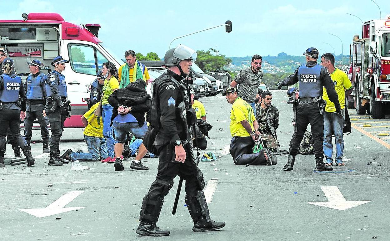 Más de 1.500 personas han sido detenidas por los daños causados en las sedes oficiales y el campamento instalado frente al cuartel militar de Brasilia ha sido ya desmantelado.