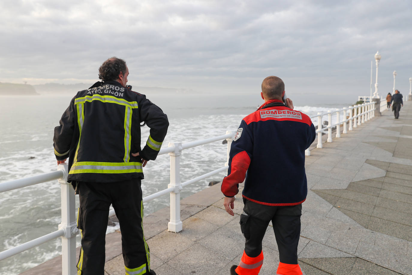 Fotos: Amplio despliegue para salvar a un surfista en la playa de Peñarrubia