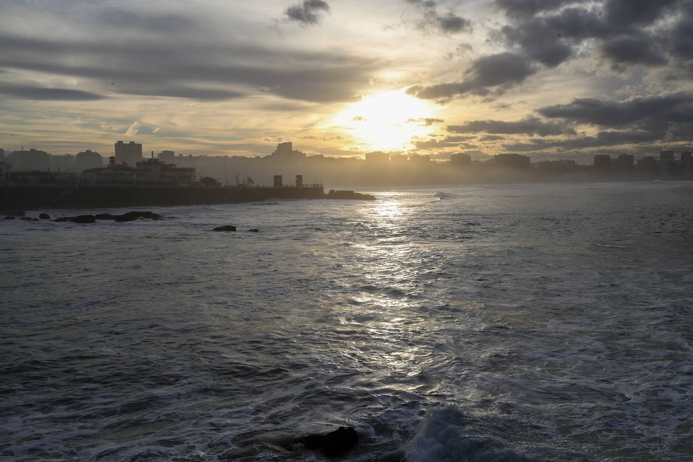 Fotos: Amplio despliegue para salvar a un surfista en la playa de Peñarrubia