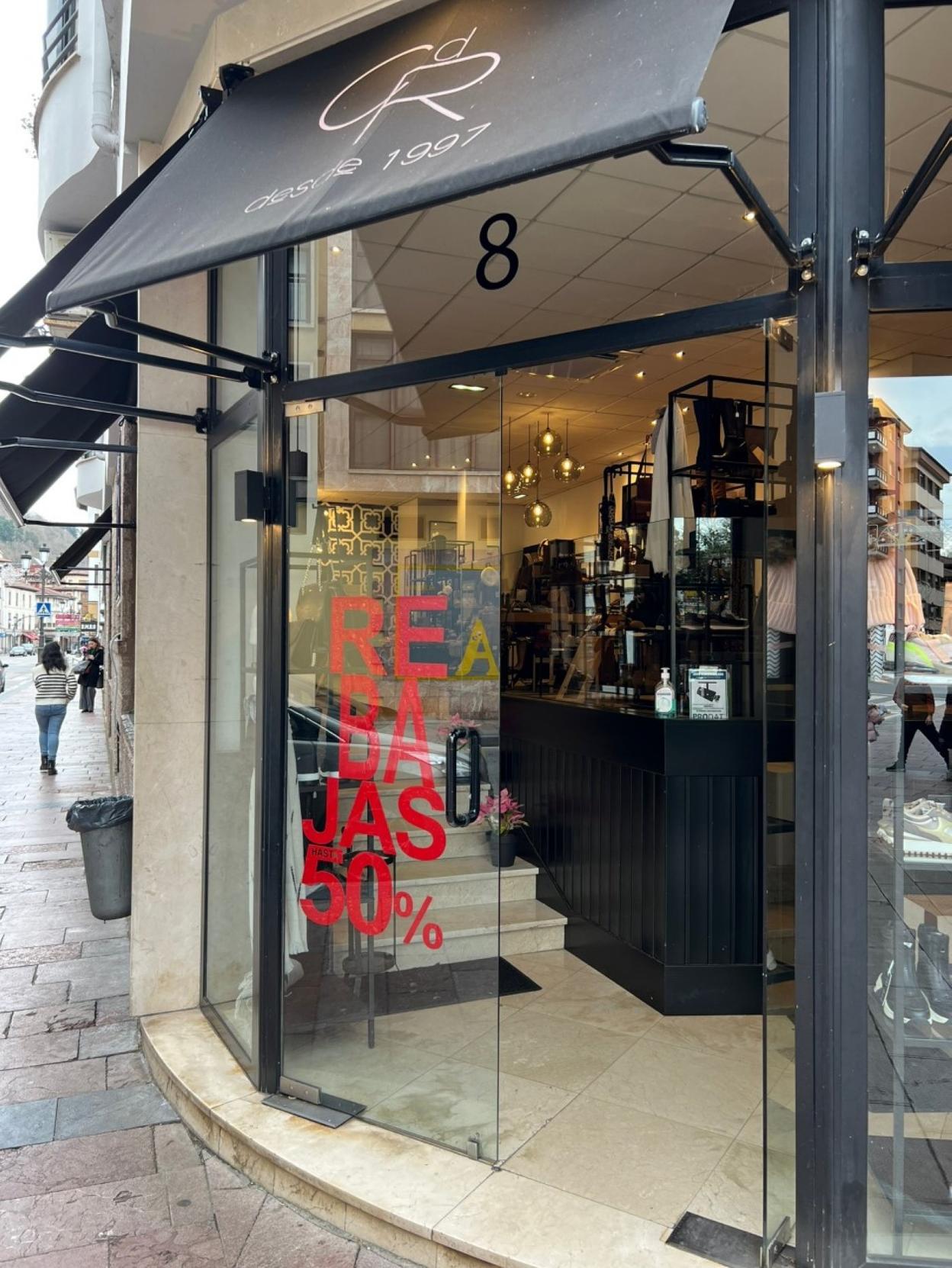 La zapatería Calzados del Río, en Cangas de Onís, ya luce carteles de rebajas con descuentos de hasta el 50%. 