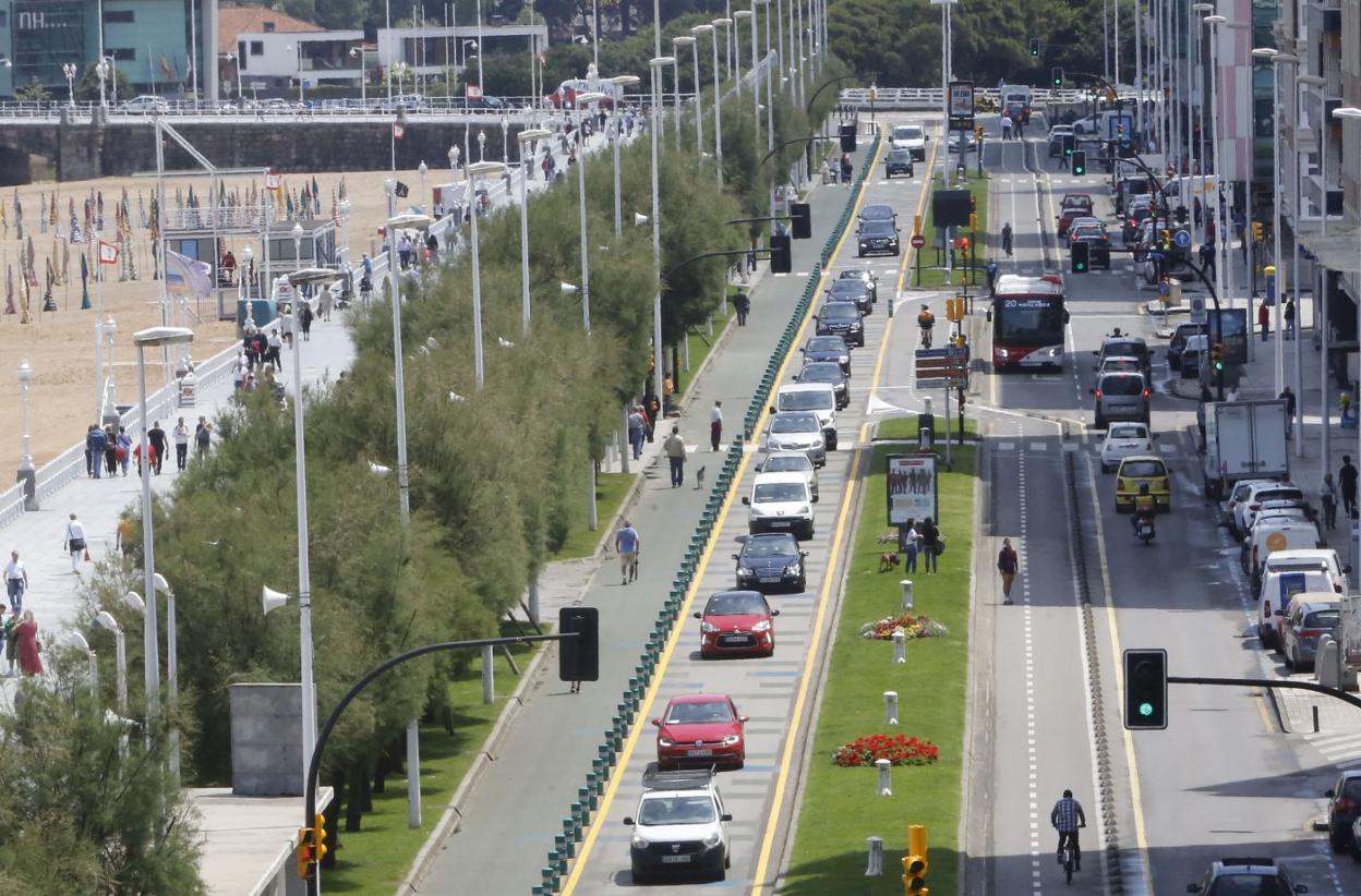 Vista del Muro en su estado actual con lo que era el 'cascayu' compartido por coches y peatones. 