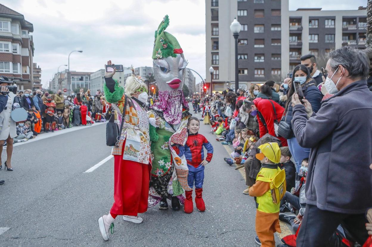 Desfile del Antroxu del año pasado en la calle Ezcurdia. 