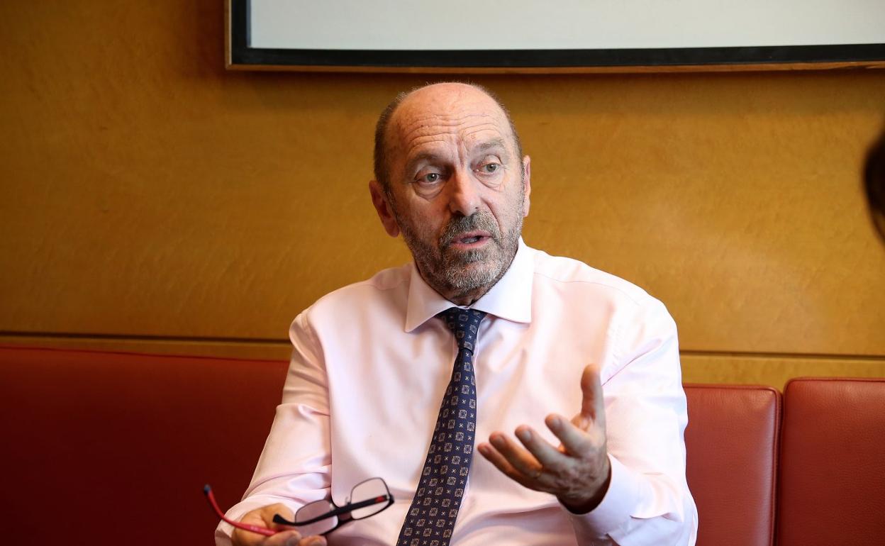 Juan Cofiño pide «coherencia» a la oposición para aprobar sus leyes contra la burocracia