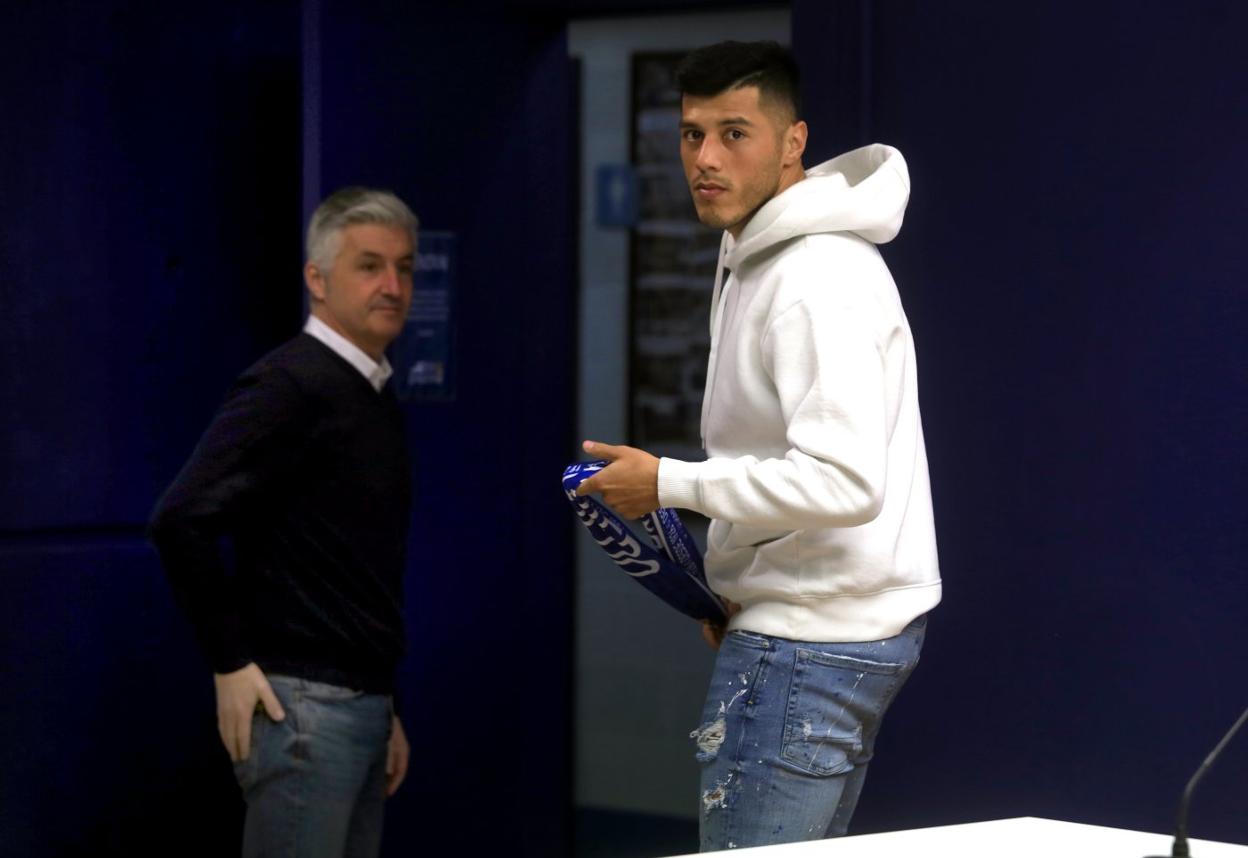 Sequeira, con una bufanda del Real Oviedo en las manos, junto a Roberto Suárez tras su presentación en la sala de prensa del Tartiere.