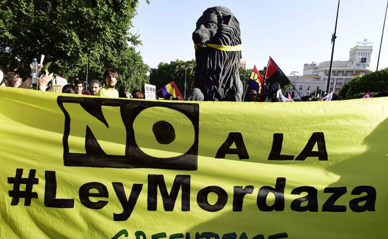 Protesta contra la ley mordaza frente al Congreso. 