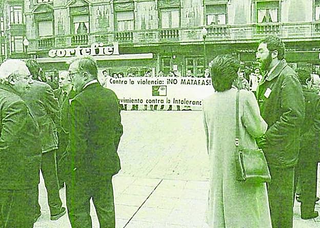 Los representantes municipales, durante la concentración.