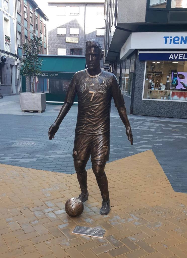 La estatua de David Villa, ya con la pelota.