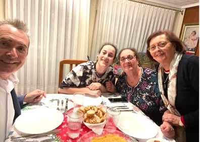 Imagen secundaria 1 - Arriba, Montaner con chavales de diferentes familias de Xirivella. Abajo, con Manoli, Toñi y Ana, que le agasajaron con una tortilla de patatas «espectacular», y con una familia búlgara: Jana, Lubomir y María. 