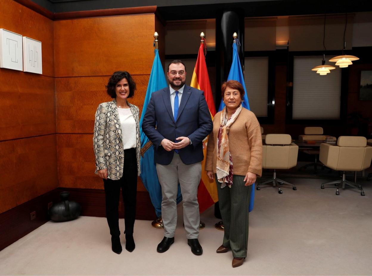 Adrián Barbón recibe a las presidenta y a la gerente de la Unión de Comerciantes de Asturias Sara Menéndez y Carmen Moreno, respectivamente. 