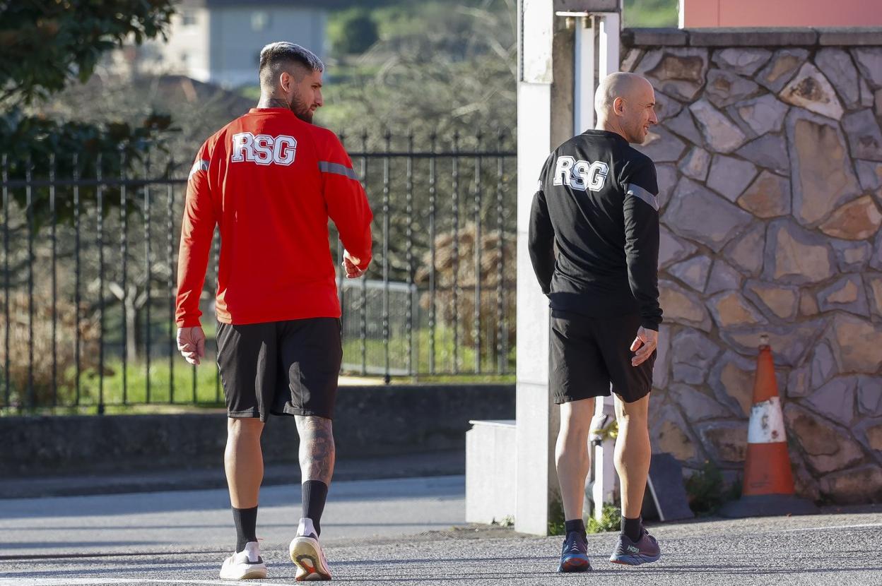 Jeraldino, ayer, saliendo de Mareo para completar la sesión de trabajo con Lorenzo del Pozo. 