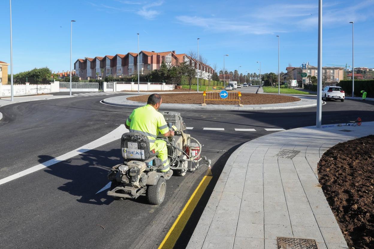 Un operario pinta las líneas en el entorno de la glorieta construida en la carretera de la Providencia. 