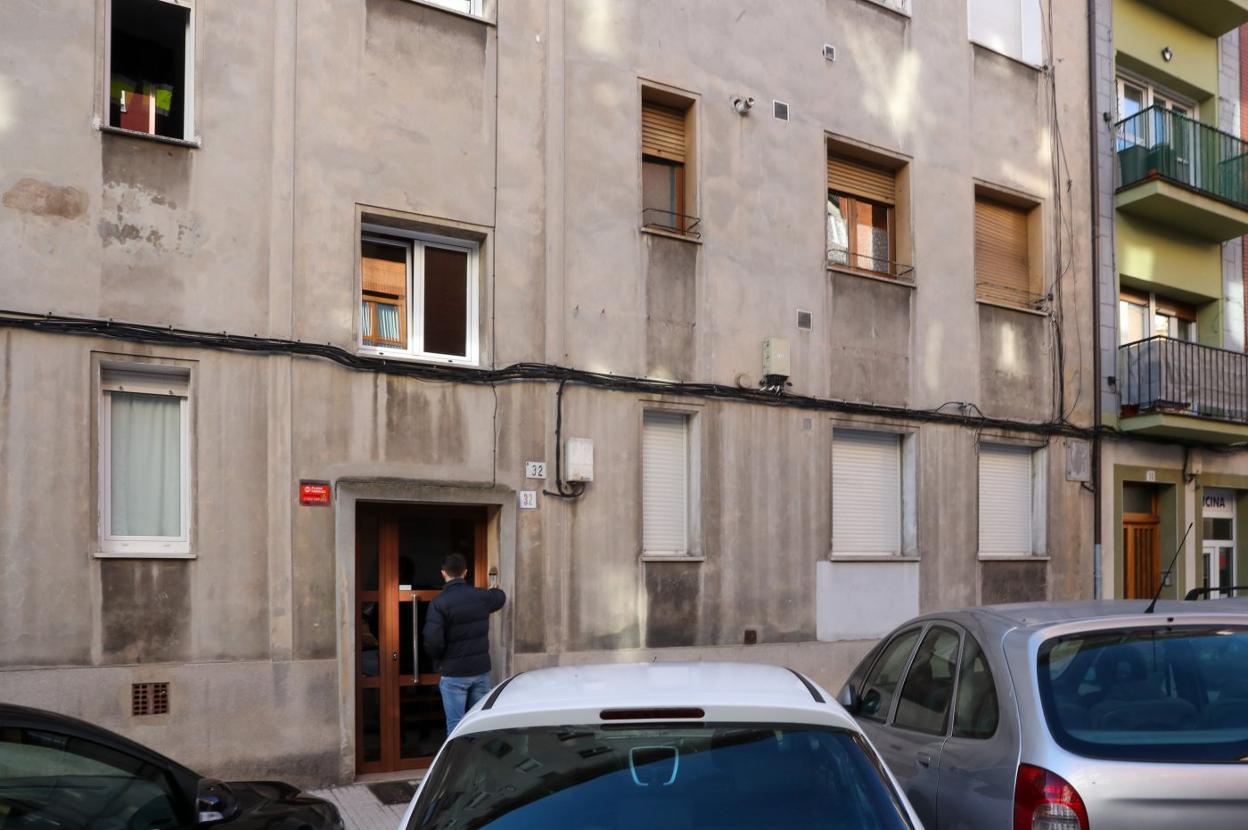 Edificio en el número 32 de la calle Marcelino González donde está el piso en que encontraron hacinados a 16 perros y otro más muerto en el congelador con los que convivían una madre y su hijo. 