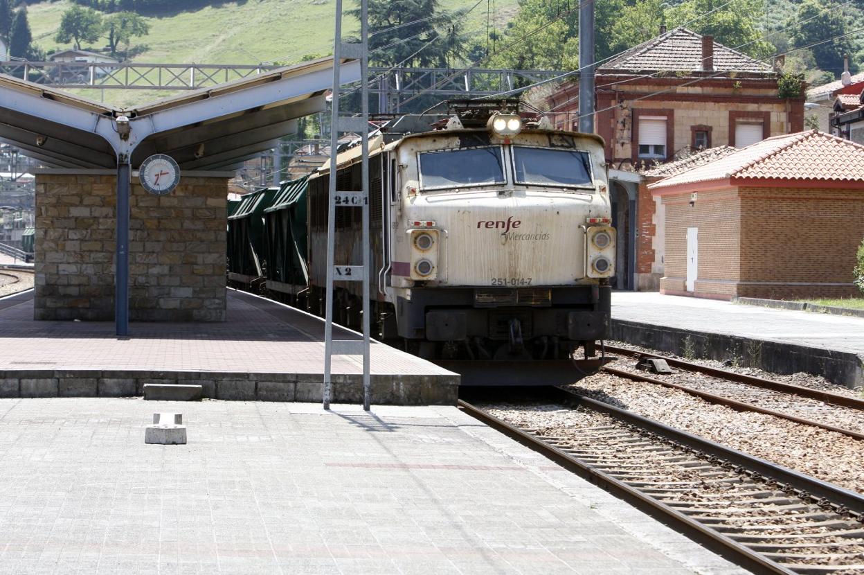 Locomotora Mitsubishi, conocida como 'japonesa', remolcando vagones en Ujo, dentro del tramo Lena-Oviedo. 