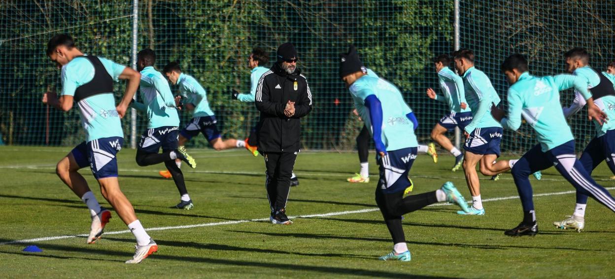 Álvaro Cervera, en el centro de la imagen, observa a sus futbolistas haciendo un ejercicio de velocidad.