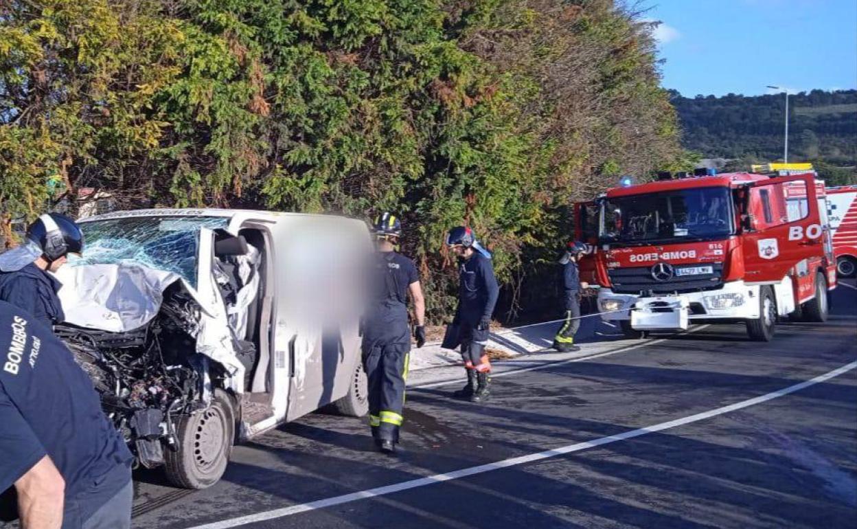 Los bomberos del Ayuntamiento de Gijón se desplazaron hasta el lugar del accidente. 