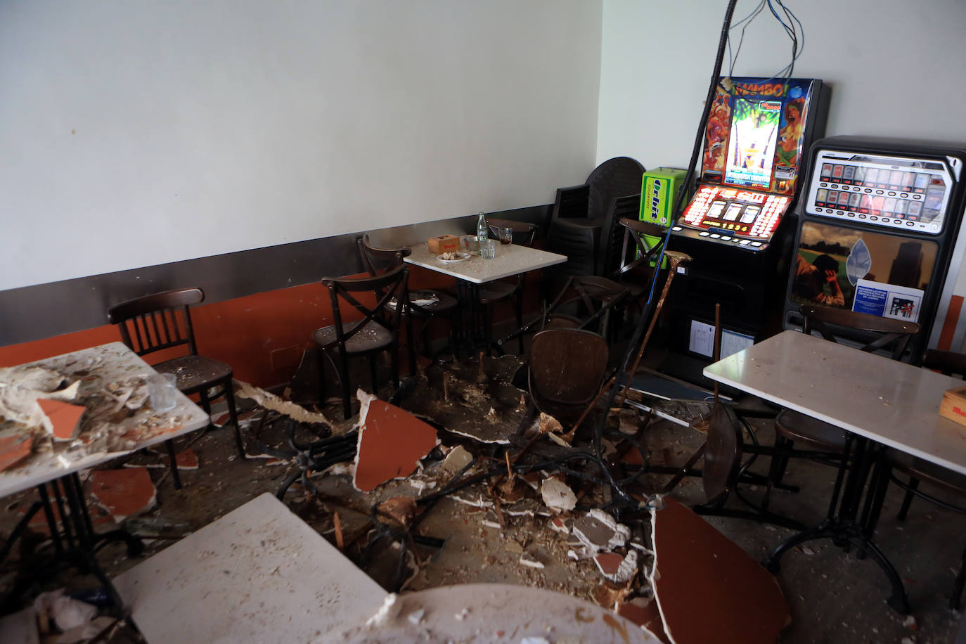 Fotos: Derrumbe del techo de una cafetería en Oviedo