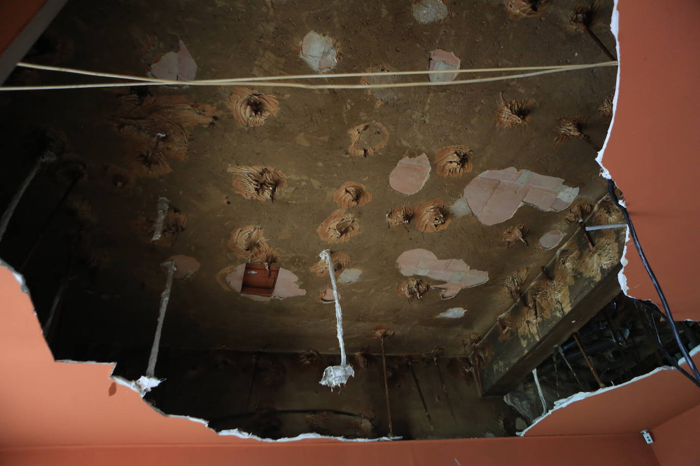 Fotos: Derrumbe del techo de una cafetería en Oviedo