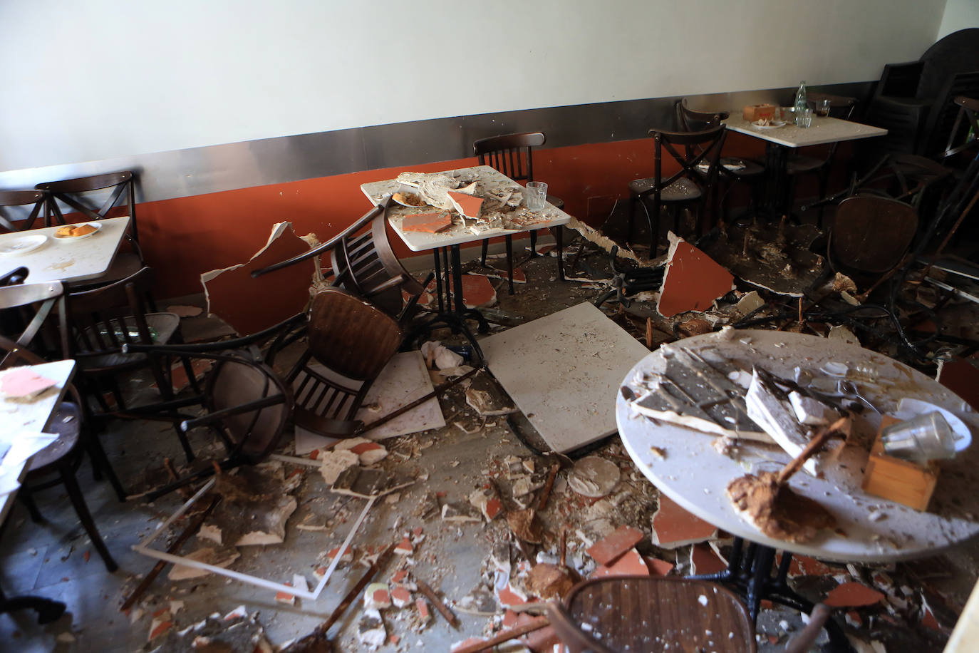 Fotos: Derrumbe del techo de una cafetería en Oviedo