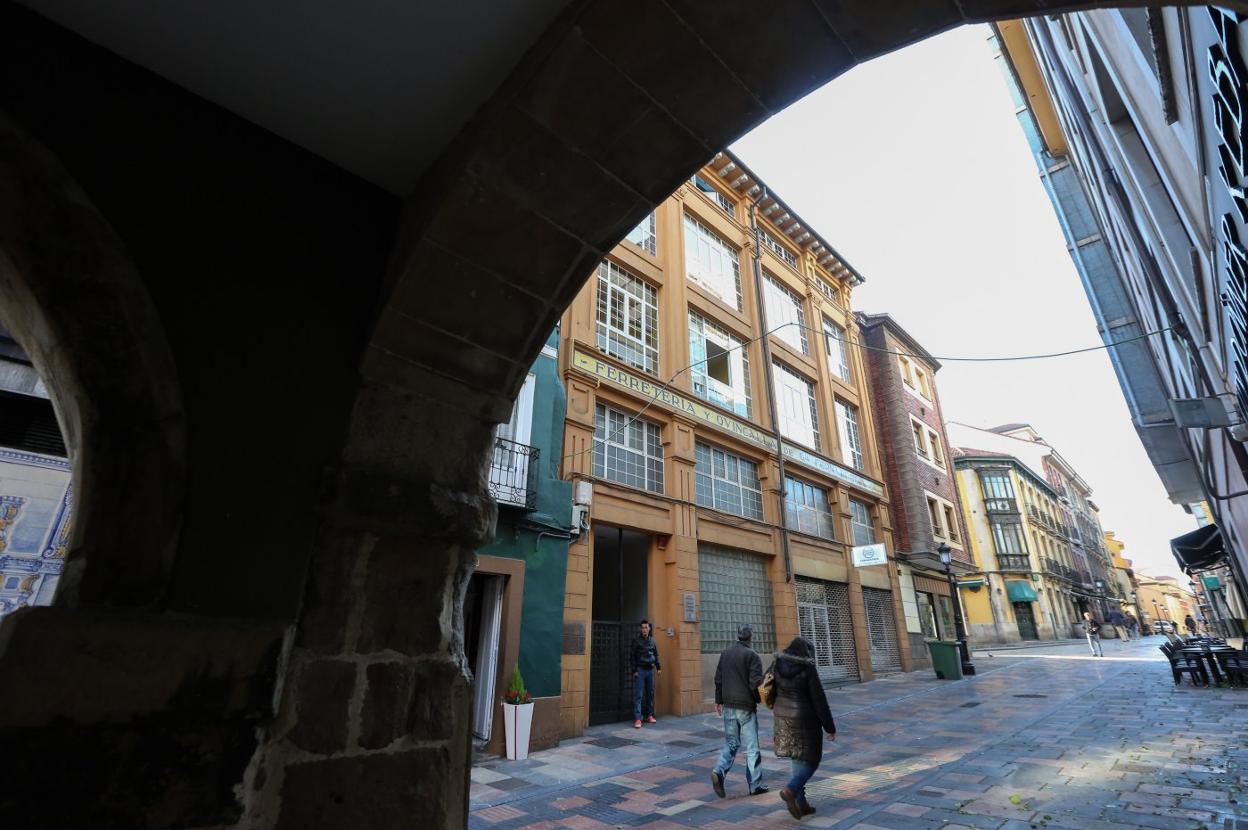Edificio del Centro de Atención a Personas sin Hogar ubicado en la calle de La Estación de Avilés. 