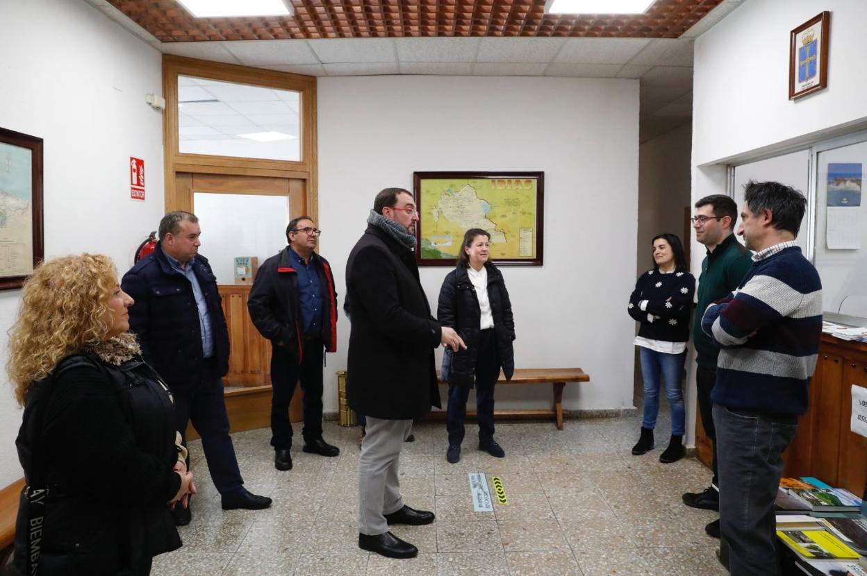 Adrian Barbón visita el Ayuntamiento de Ibias y saluda a sus funcionarios. 