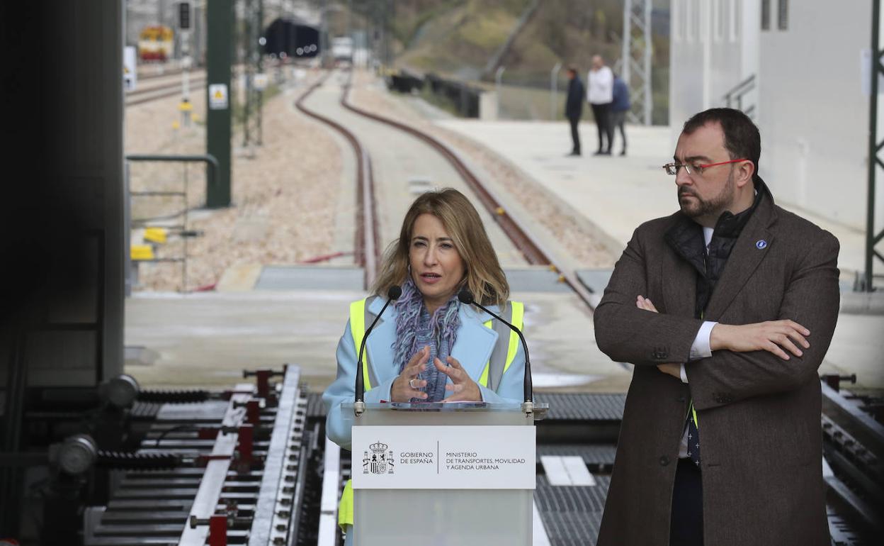 La ministra Raquel Sánchez y el presidente del Principado, Adrián Barbón, en la variante de Pajares. 