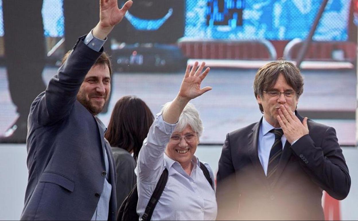 Toni Comín, Clara Ponsatí y Carles Puigdemont, durante un mitin en la ciudad francesa de Perpiñán. .