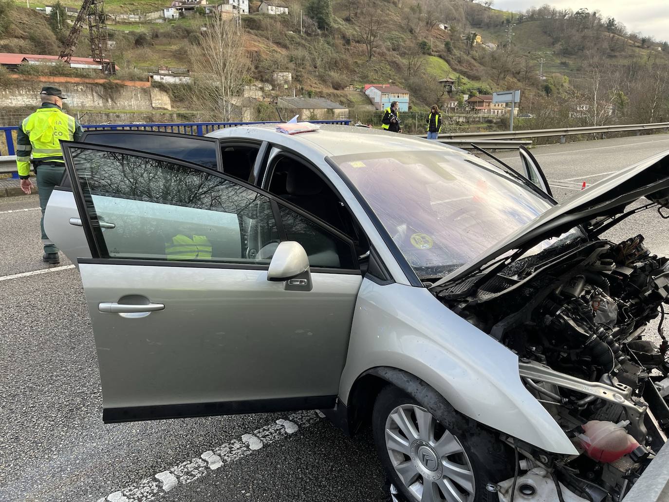 Fotos: Choque de dos vehículos en el corredor del Nalón