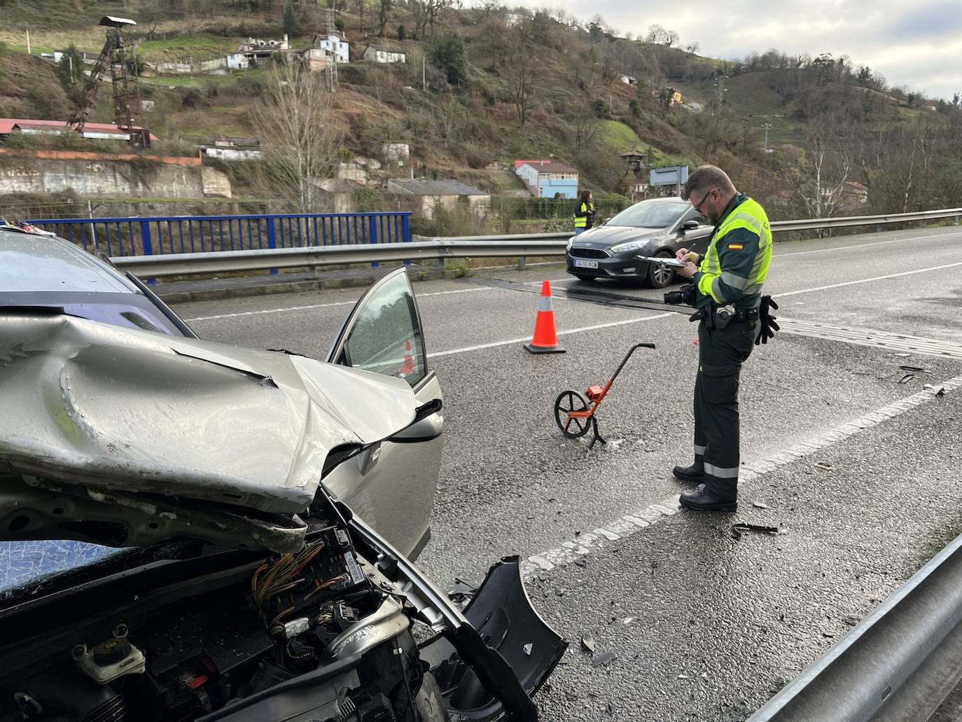 Fotos: Choque de dos vehículos en el corredor del Nalón