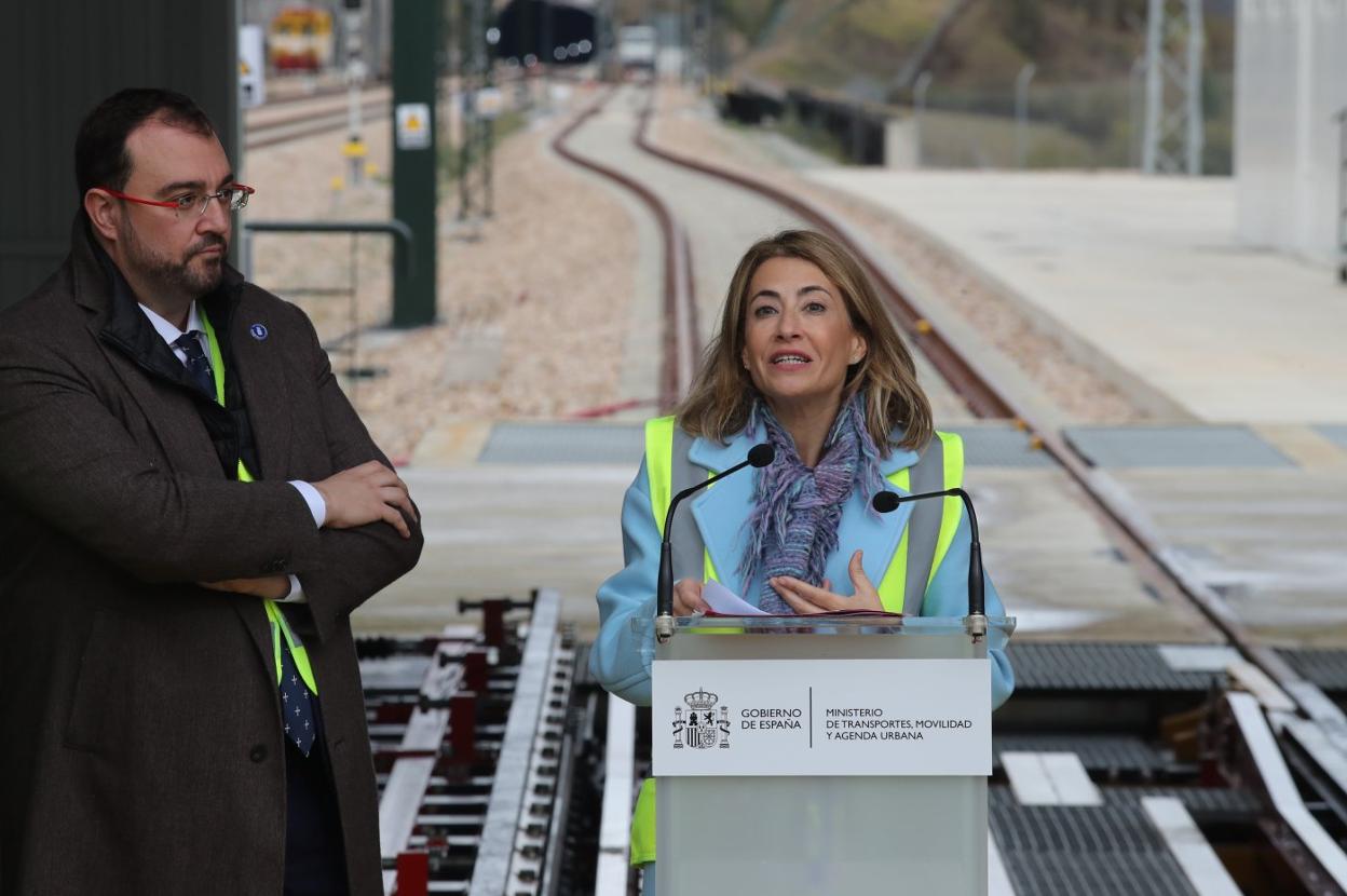 El presidente del Principado, Adrián Barbón, escucha a la ministra de Transportes, Raquel Sánchez, en noviembre, en la variante. 