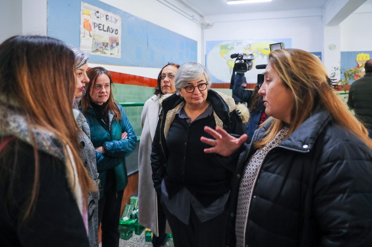 Por la derecha, la consejera de Educación, Lydia Espina; la alcaldesa, Ana González; y la concejala de Educación, Natalia González, conversando con el equipo directivo del colegio Rey Pelayo . 