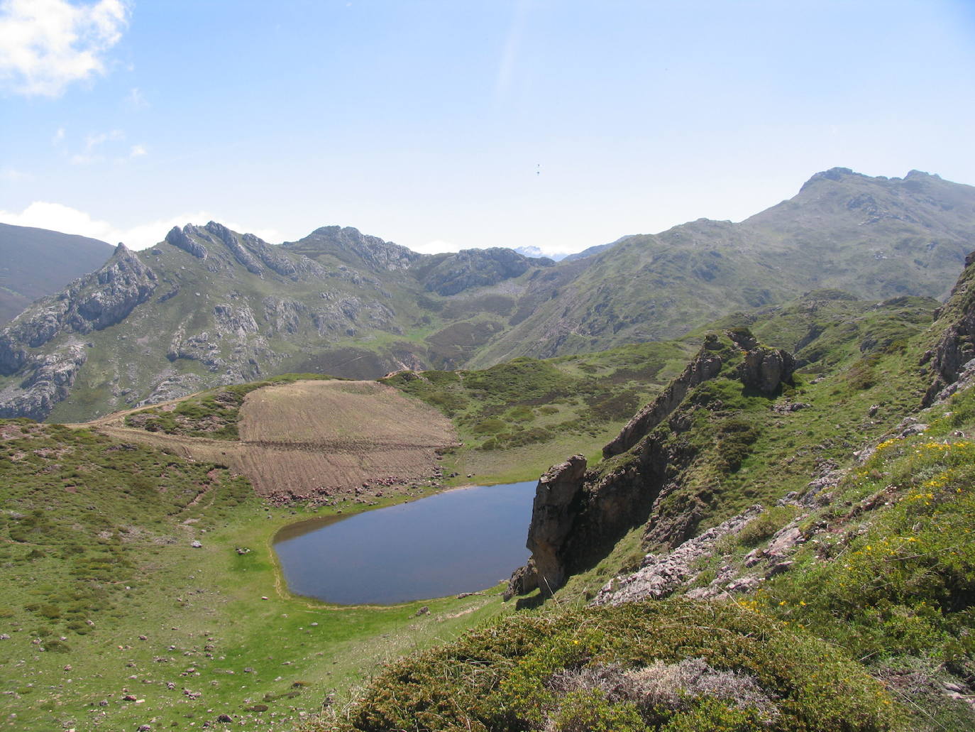 Somiedo alberga los llamados Lagos de Saliencia, compuestos por los lagos La Cueva, Cerveriz y el lago Negro - Calabazosa 