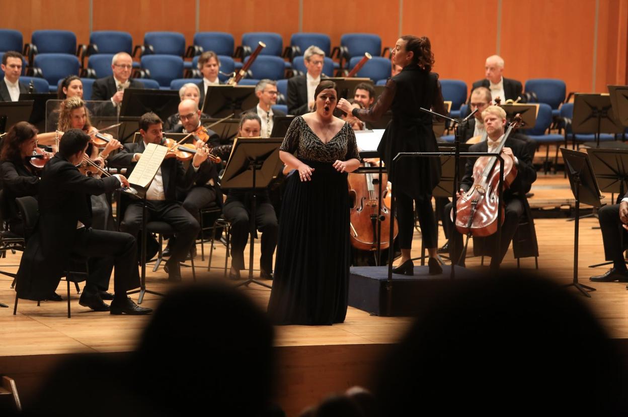 La ovetense María Zapata, durante su interpretación de 'Come scoglio', de la ópera 'Cosi fan tutte', de Mozart, junto a Lara Diloy al frente de la OSPA. 