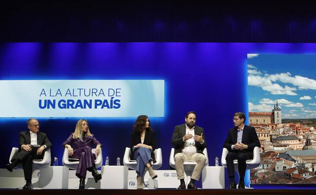 Diego Canga, junto a la presidenta y candidata autonómica del PP en Extremadura, María Guardiola; la presidenta de la Comunidad de Madrid y candidata autonómica, Isabel Díaz Ayuso, el presidente y candidato autonómico del PP en Castilla-La Mancha, Paco Núñez; y el candidato autonómico del PP en La Rioja Gonzalo Capellán, durante el acto de presentación de los candidatos autonómicos para las elecciones de mayo que se celebra este sábado en Zaragoza. 