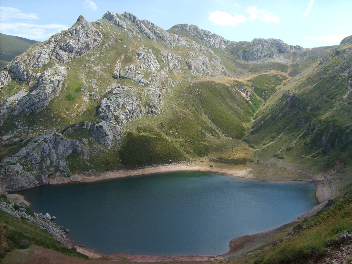 El lago La Cueva forma, junto con el lago Cerveriz y el lago Negro - Calabazosa, los llamados Lagos de Saliencia. 